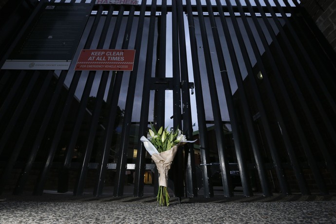 Flores deixadas na Austrália em memória de Phillip Hughes - críquete (Foto: Reuters)