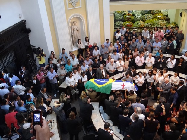 Corpo de Sérgio Guerra deixa plenário da Assembleia Legislativa de Pernambuco (Foto: Katherine Coutinho / G1) Corpo de Sérgio Guerra deixa plenário da Assembleia Legislativa de Pernambuco (Foto: Katherine Coutinho / G1)
