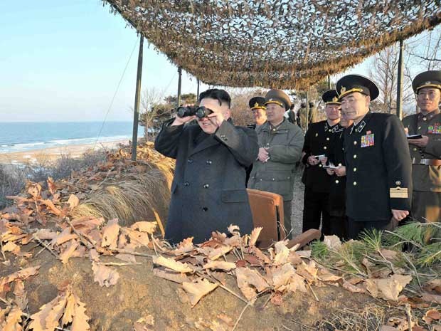 Líder norte-coreano Kim Jong-un supervisiona exercício 
militar de suas tropas. (Foto: KCNA / Via Reuters)