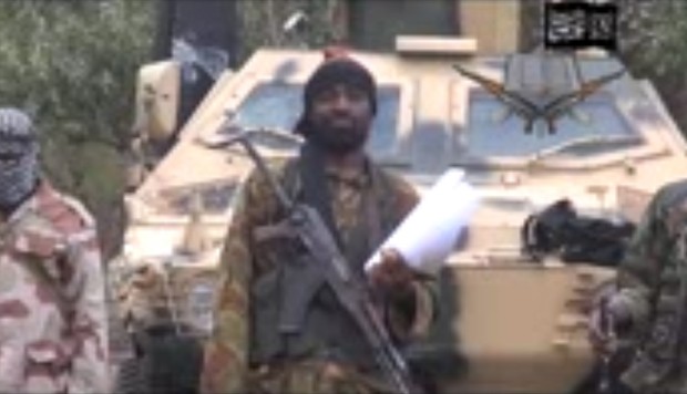 Imagem é de um vídeo obtido pela agência AFP, que mostra o líder do grupo Boko Haram, Abubakar Shekau, durante um discurso (Foto: AFP/Boko Haram)