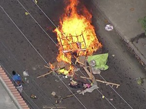 Moradores atearam fogo em lixeiras e jogavam no meio da pista (Foto: Reproduo / TV Globo)