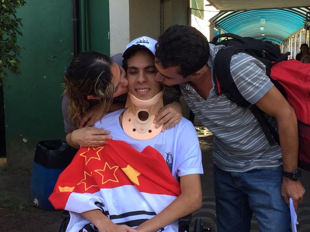Felipe recebe o carinho dos pais após receber alta de hospital (Foto: Isabela Oliveira/G1)