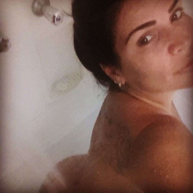 Solange Gomes posa nua em banheira (Foto: Instagram/ Reprodução)