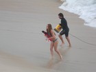 Marina Ruy Barbosa grava de biquíni na praia com Fábio Assunção
