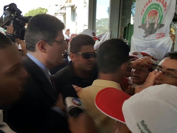 O ministro da Fazenda, Joaquim Levy, passa por manifestantes ao chegar ao ministério (Foto: Luciana Amaral/G1) O ministro da Fazenda, Joaquim Levy, passa por manifestantes ao chegar ao ministério (Foto: Luciana Amaral/G1)