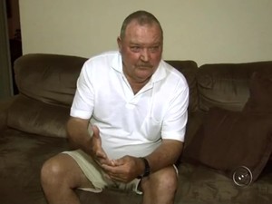 Morador também foi atacado e perdeu movimento de um dos dedos (Foto: Reprodução/TV TEM) Ataque de arraias em Ilha Solteira (Foto: Reprodução/TV TEM)