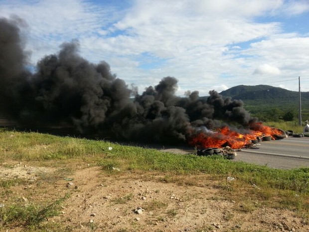 Manifestantes atearam fogo a pneus na BR-232; rodovia está interditada (Foto: Márcio Nunes/ Arquivo Pessoal)
