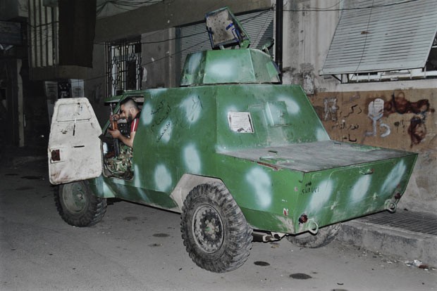 Rebelde em carro de passeio transformado em veículo blindado em Khaldiyeh, na província síria de Homs, nesta terça-feira (15) (Foto: AP)
