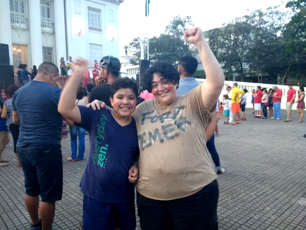Professora levou o filho de 9 anos para protestar e pedir a saída de Temer  (Foto: Quésia Melo/G1 )