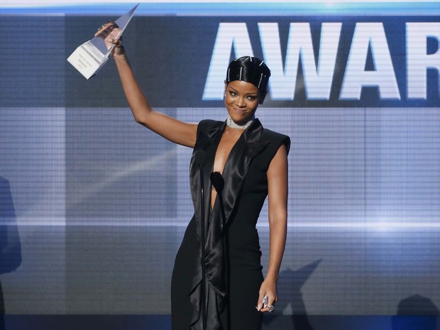 Rihanna recebe o prêmio Icon Award no American Music Awards em Los Angeles, nos Estados Unidos (Foto: Lucy Nicholson/ Reuters)