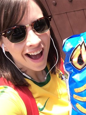 A brasiliense Carolina Alvim, de 25 anos, vestida com a camisa da seleção brasileira (Foto: Carolina Alvim/Arquivo Pessoal)