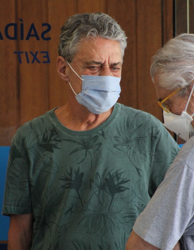 Chico Buarque toma segunda dose da vacina anti-Covid (Foto: Rodrigo Adao / AgNews)