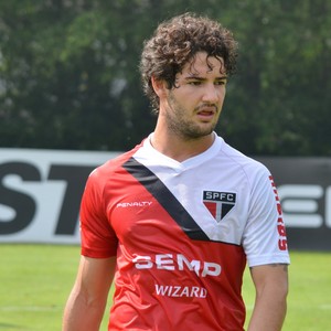 Interesse do Fenerbahçe em Pato causa surpresa no São Paulo