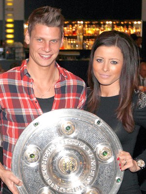 Lukasz Piszczek do Borussia Dortmund com a esposa durante festa da premiação (Foto: Reuters)