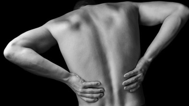  Dor nas costas não é motivo para ficar parado – muito pelo contrário  (Foto: Thinkstock/BBC)