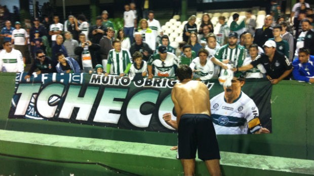 Tcheco joga a camisa para a torcida do Coritiba (Foto: Gabriel Hamilko / Globoesporte.com)