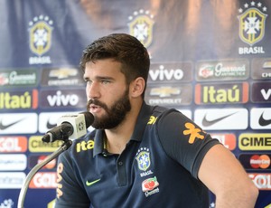 Alisson na entrevista coletiva da seleção brasileira na Cidade do Galo (Foto: Pedro Martins/MoWa Press)
