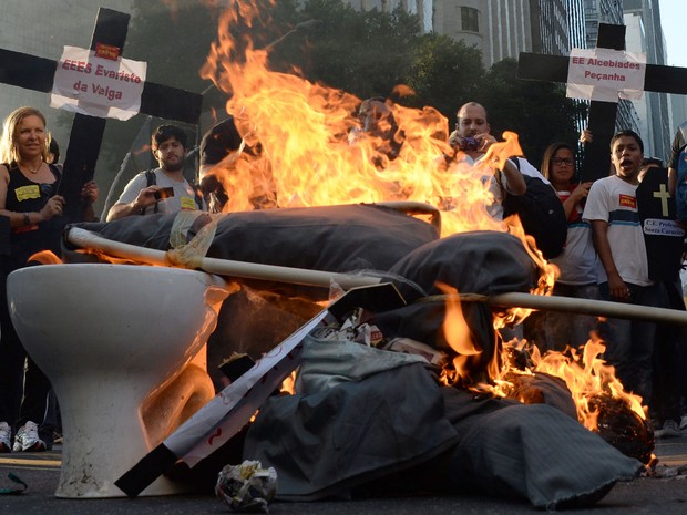 Passeata tomou conta da Avenida Presidente Vargas, e professores atearam fogo para protestar (Foto: AFP PHOTO/VANDERLEI ALMEIDA)