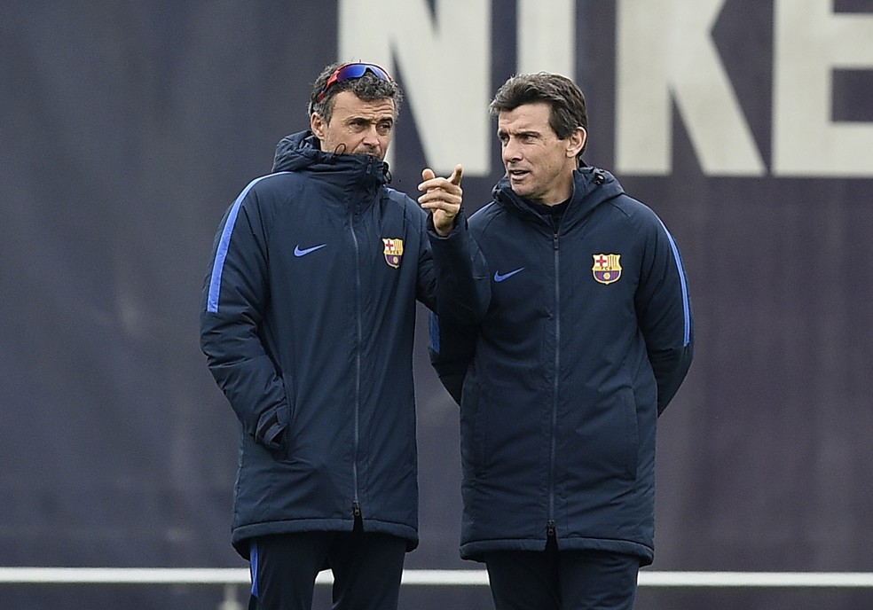 Luis Enrique conversa com o auxiliar Juan Carlos Unzué, à direita, no treino do Barcelona (Foto: Lluis Gene/AFP)