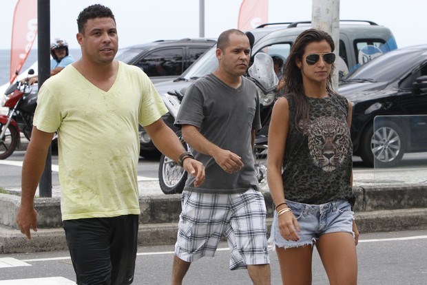 Ronaldo e Paula Moraes namoram no mar do Leblon (Foto: Gil Rodrigues /  FotoRioNews)