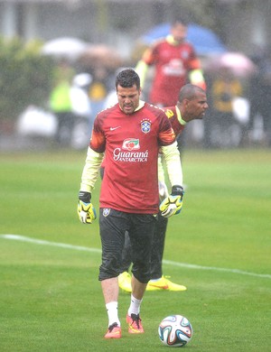 [COPA 2014] Sob forte chuva e com Hulk, Seleção volta a trabalhar na Granja Comary