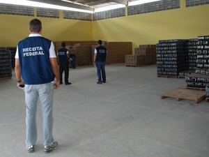 Fiscalização apreende milhares de bebidas na Bahia (Foto: Divulgação/Receita Federal)
