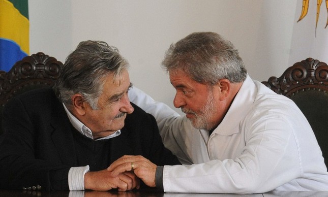 Os ex-presidentes Lula e José Mujica (Foto: Pablo Porciuncula / AFP)