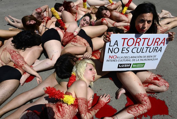 Ativistas seminus protestam contra as touradas nesta quinta-feira (23) em Barcelona, na Espanha (Foto: Lluis Gene/AFP)