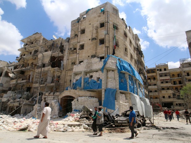 Grupo inspeciona na quinta-feira (28) o hospital Al-Quds que foi alvo de um ataque aéreo (Foto: Abdalrhman Ismail/ Reuters)