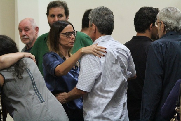Chico Buarque também cumprimenta Maria Clara, uma das filhas de Hugo Carvana (Foto: Rodrigo dos Anjos / AgNews)