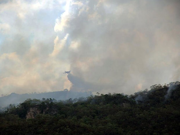 Bombeiros usam avião para tentar apagar incêndio em parque ecológico. (Foto: Edevilson Arneiro/Prefeitura de Barra do Garças-MT)