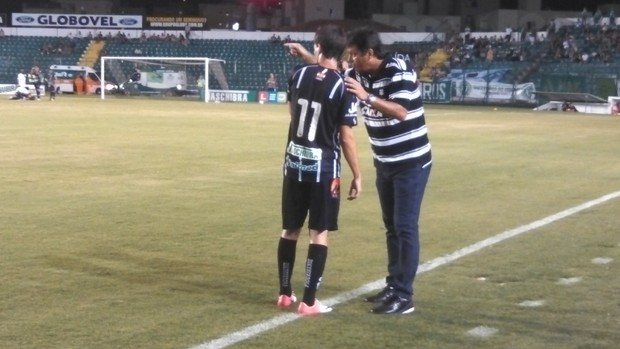 Adilson Batista orienta o meia Danilinho (Foto: Marcelo Siqueira / RBS TV)