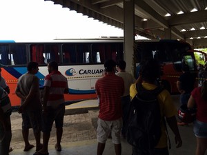 Ônibus em que aconteceu a troca de tiros na BR-232 em Pernambuco (Foto: Monike Freitas/ TV Asa Branca)