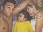 Jonathan Costa coloca a família para dormir: 'Cafuné do papai...irresistível'