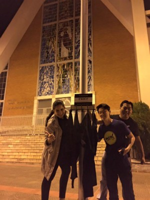 Cabides foram colocados em vários pontos de Londrina, como na frente da Catedral Metropolitana (Foto: Divulgação/Amigos Solidários) Cabides foram colocados em vários pontos de Londrina, como na frente da Catedral Metropolitana (Foto: Divulgação/Amigos Solidários)