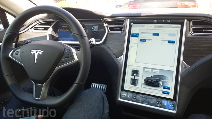 Painel imenso de 17 polegadas mais parece um monitor acoplado ao carro (Foto: Isadora Díaz/TechTudo)