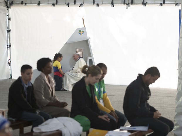 Jovem se confessao com o Papa Francisco (Foto: Osservatore Romano/Reuters)