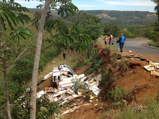 Acidente foi na chamada "curva da morte" em Taquaruçu, distrito de Palmas (Foto: Vinícius Buzachi/TV Anhanguera TO)