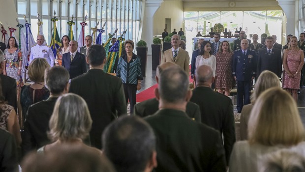 O vice-presidente Michel Temer, ao lado da presidente Dilma Rousseff e do ministro da Defesa, Aldo Rebelo, durante cerimônia no Clube do Exército (Foto: Roberto Stuckert Filho/PR)