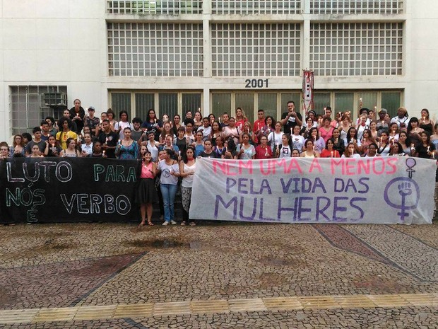 Manifestantes se reuniram em frente ao Terminal Central de Piracicaba (Foto: Carol Giantomaso/G1)