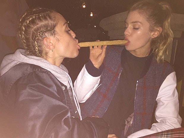 Miley Cyrus e Stella Maxwell comem churros (Foto: Instagram/ Reprodução)