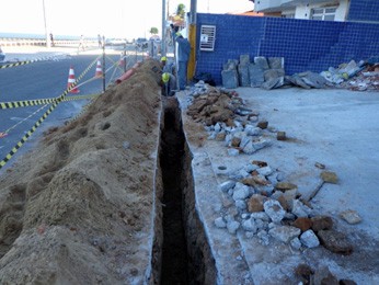 Obra da Compesa interdita trecho da Avenida Marcos Freire. (Foto: Divulgação / Compesa)