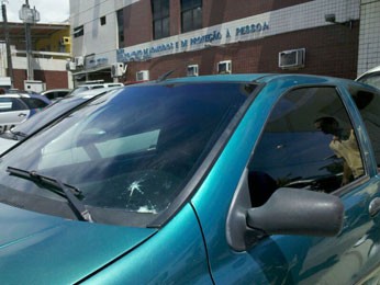 Carro em que empresário foi vítima de atentando, em Camaragibe, PE (Foto: Kety Marinho / TV Globo)