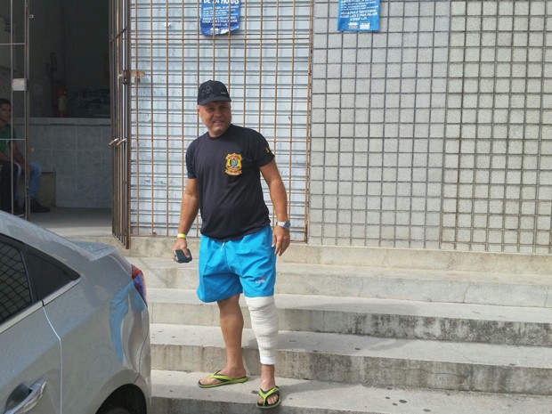 Comissário de polícia 'tropeça' ao reagir a tiroteiro em delegacia, PE (Foto: Divulgação/ Polícia Civil) Comissário de polícia 'tropeça' ao reagir a tiroteiro em delegacia, PE (Foto: Divulgação/ Polícia Civil)