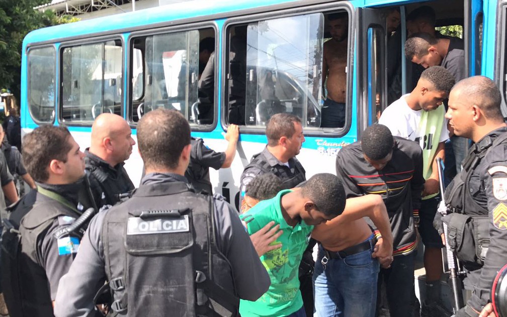 Detidos na Cidade Alta chegam no batalhão da PM (Foto: Henrique Coelho / G1)