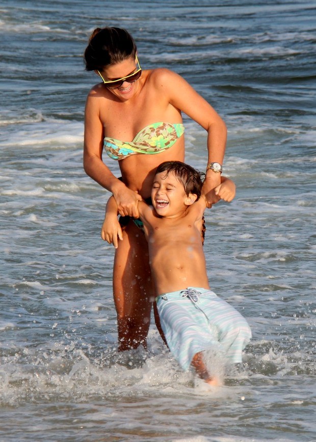 Livia Lemos na praia com o filho (Foto: Gabriel Rangel / Agnews)