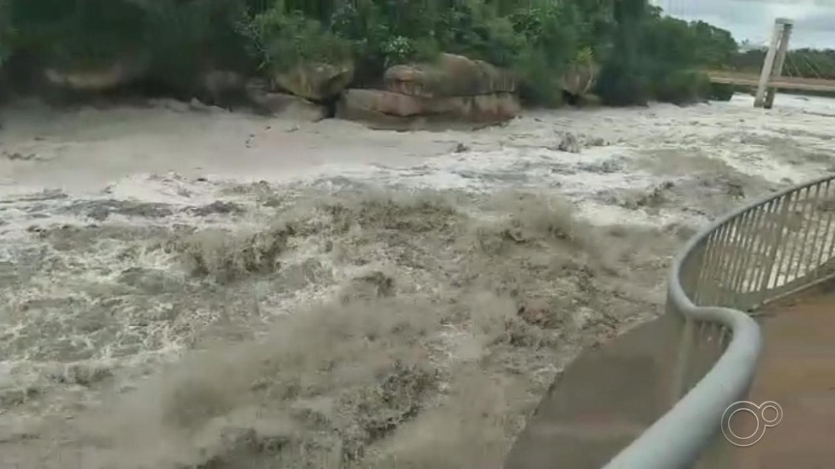 Rio Tiet Tem Gua Preta Em Salto Ap S Chuva E Abertura De Comportas De