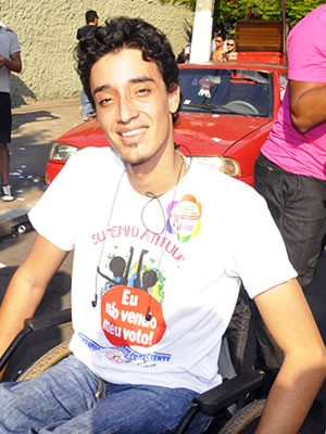 Cadeirante na Parada Gay em Cuiabá (Foto: Tita Mara Teixeira/G1)