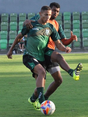 Richarlison disputa bola com Thiago Santosdurante coletivo do América-MG (Foto: Divulgação/AFC)