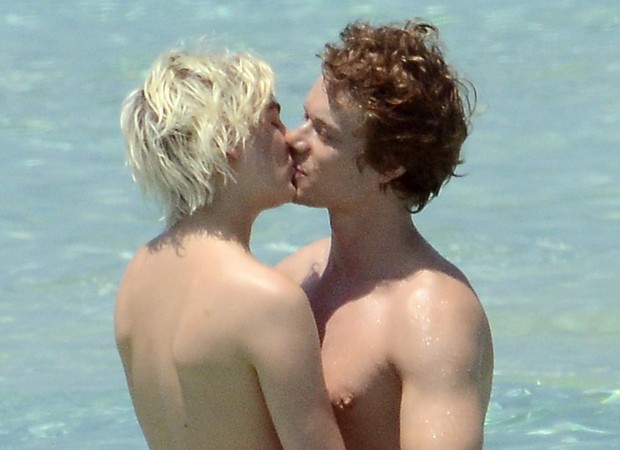 Alfie Allen beija loira na Espanha (Foto: AKM-GSI)